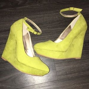 Qupid suede green wedge